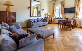 Apartament luster i obrazów